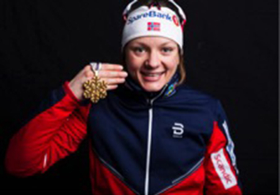Maiken Kaspersen Falla med medalje fra Lahti
